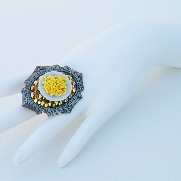 MAC N CHEESE SWAROVSKI RHINESTONE RING - Picture 4 of 4